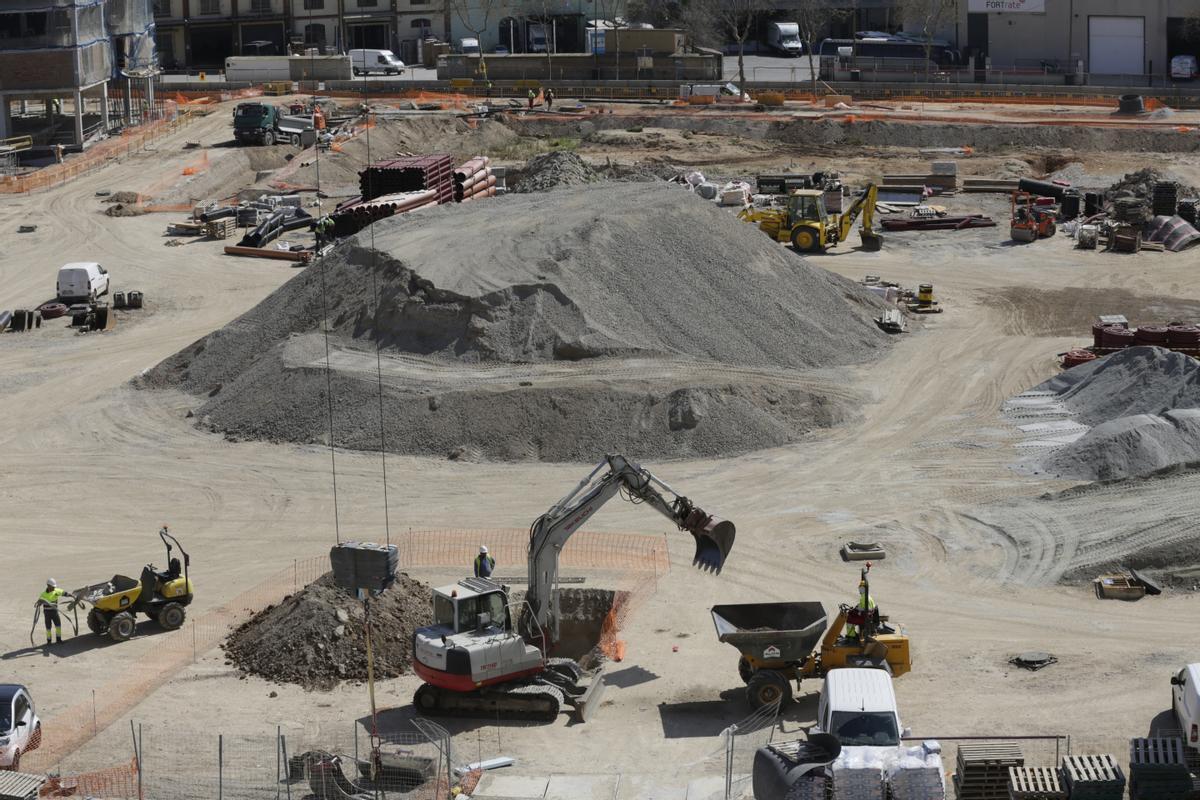 Grúas y operarios trabajan seis días por semana en el desarrollo del nuevo barrio. 