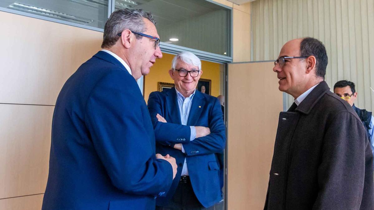 El alcalde junto el presidente del Rotary Benidorm y el padre Jaume Benaloy.