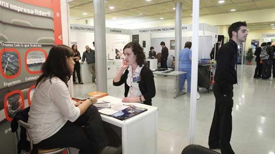 Uno de los stands que recogen currículos de alumnos de ingenierías.