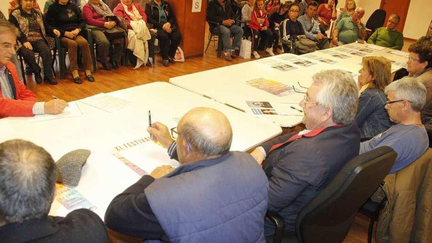 Un momento de la concurrida reunión celebrada en el local de la Asociación de Mulleres. // Santos Álvarez