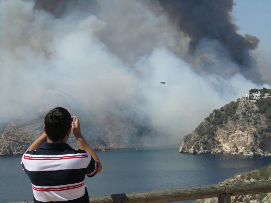 El fuego arrasa la cala de la Granadella