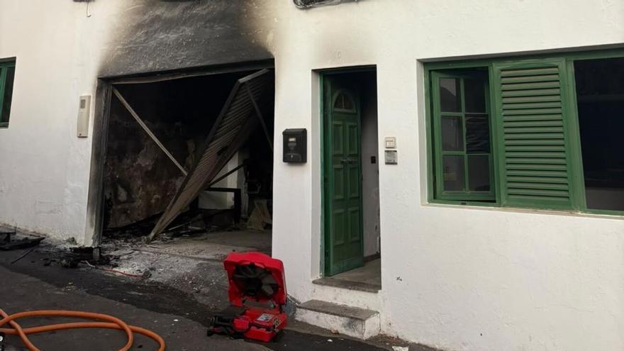 El incendio en el garaje de una vivienda en Lanzarote deja a un hombre de 89 años herido con quemaduras de carácter moderado
