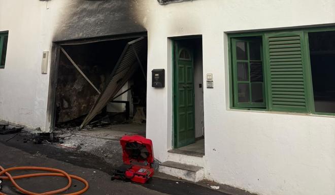 Un anciano resulta con quemaduras tras el incendio en el garaje de una vivienda en el norte de Lanzarote