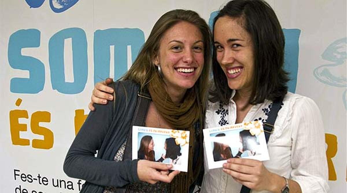 En el marc de la Primavera Cultural de TMB, l’enllaç de l’estació de Passeig de Gràcia es converteix en un passadís de somriures.