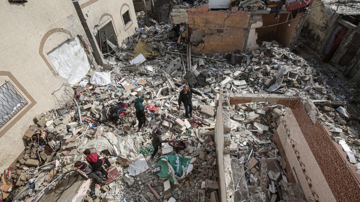 Edificios destruidos por los bombardeos del Ejército de Israel contra la ciudad de Deir al Balá, en el centro de la Franja de Gaza (archivo)