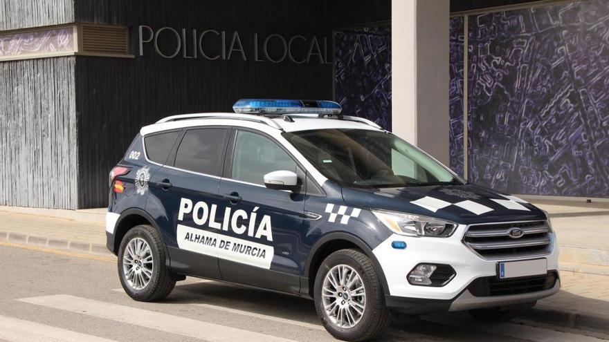 Rompe aguas en la calle e intercepta a una patrulla policial para que la ayuden