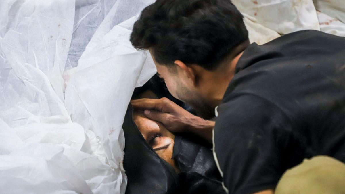 Un hombre llora la muerte de una de las víctimas mortales en el atentado de la ciudad iraní de Kerman, este jueves.