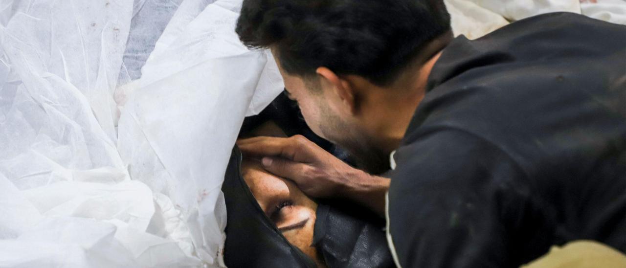 Un hombre llora la muerte de una de las víctimas mortales en el atentado de la ciudad iraní de Kerman, este jueves.