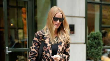 Rosie Huntington ha llevado un abrigo de estampado de leopardo que puedes encontrar en Zara