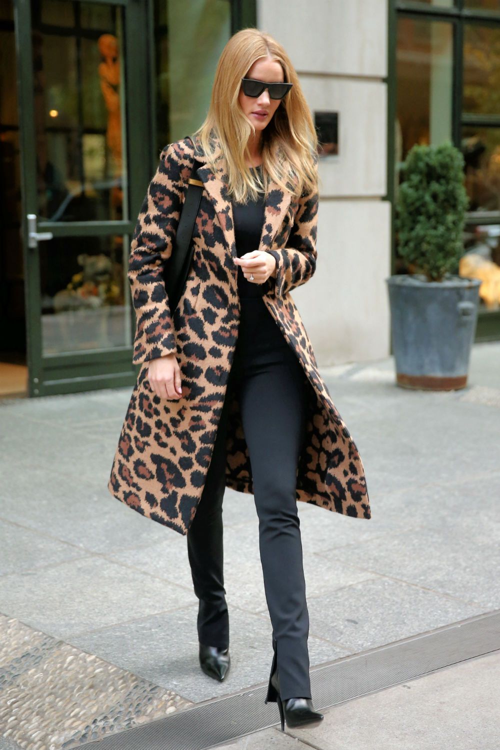 Rosie Huntington llevado un abrigo de estampado de leopardo que puedes encontrar en Zara - Woman