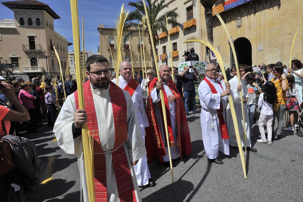 El calor es el gran protagonista en la procesión del Domingo de Ramos en Elche