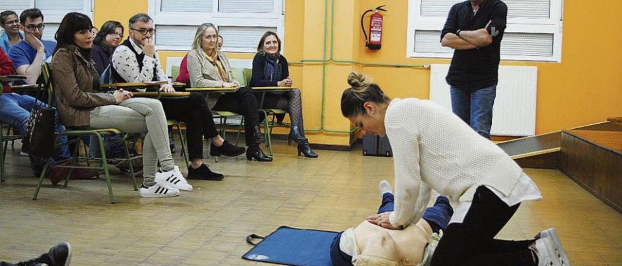 Los alumnos y el médico observan una práctica, en Pola de Siero.