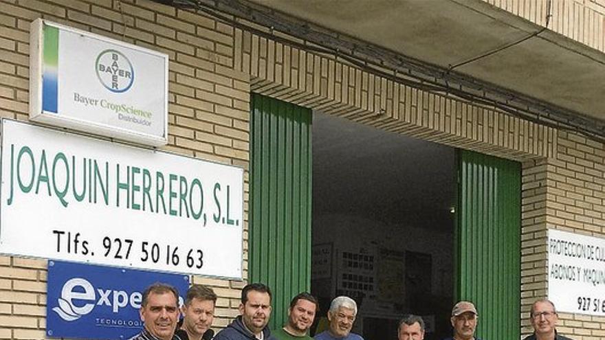 Bayer impulsa la protección medioambiental con la entrega de 14 deflectores a productores de maíz en Cáceres