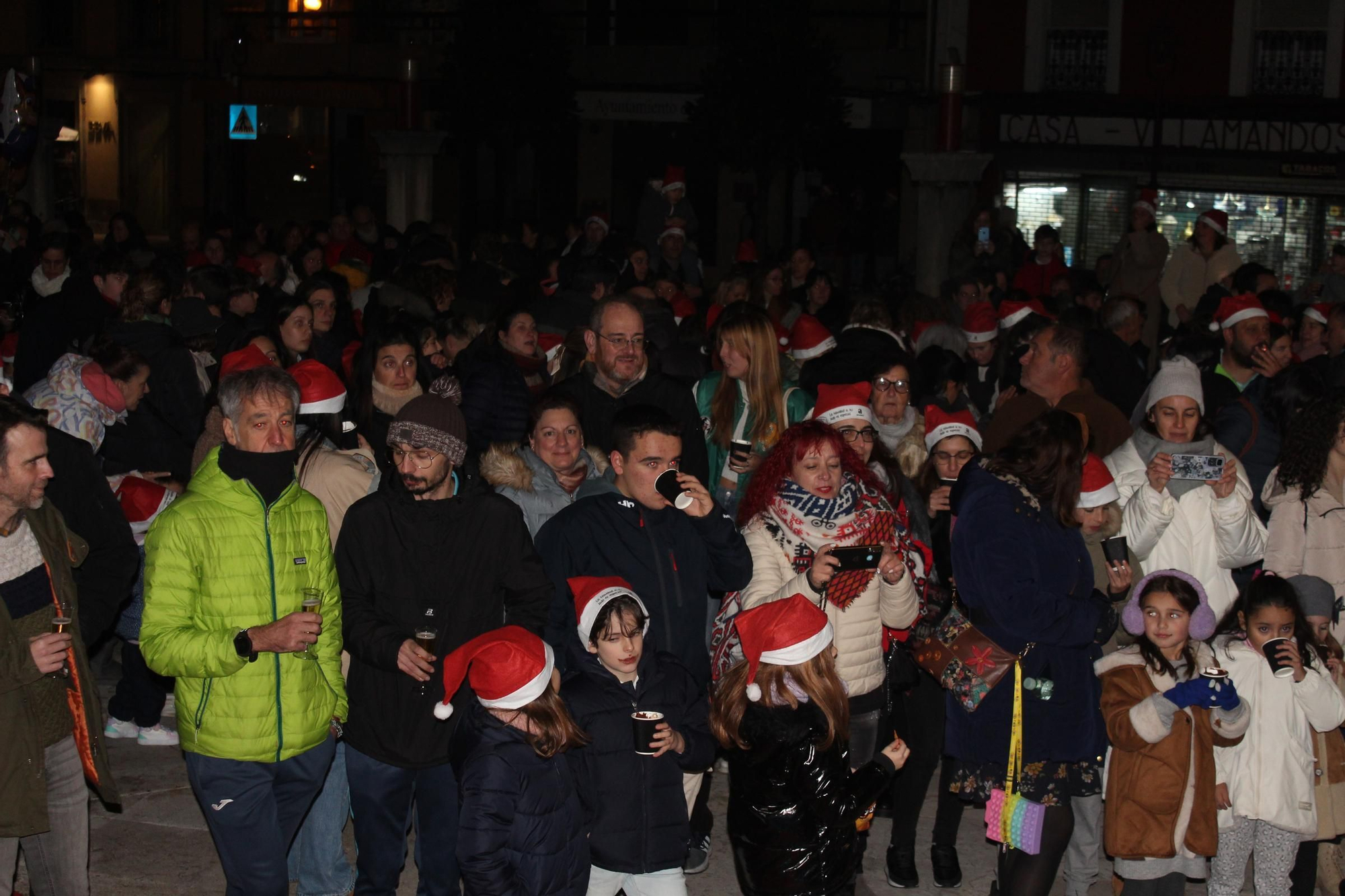 Villaviciosa 'descorcha' la Navidad con un brindis multitudinario