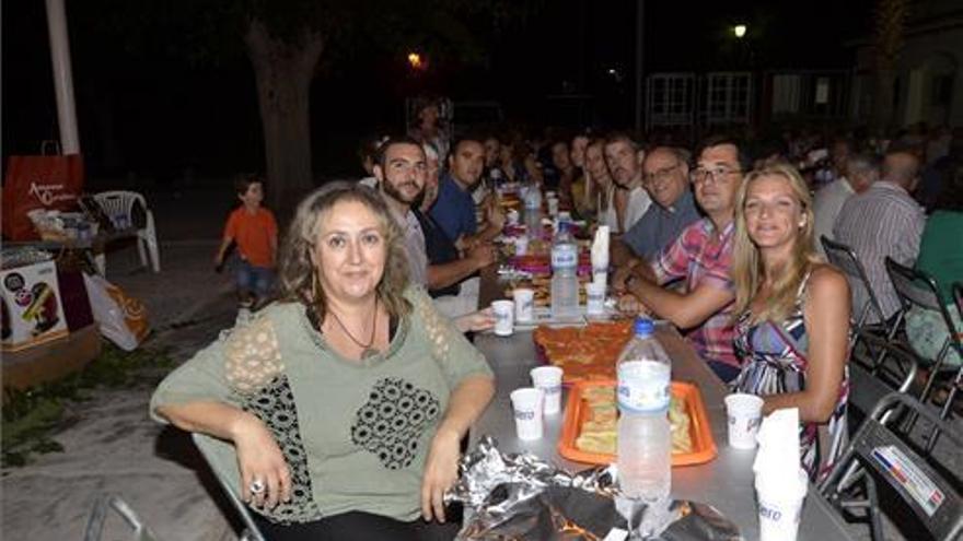 Una cena solidaria reúne a 400 vecinos en Moncofa