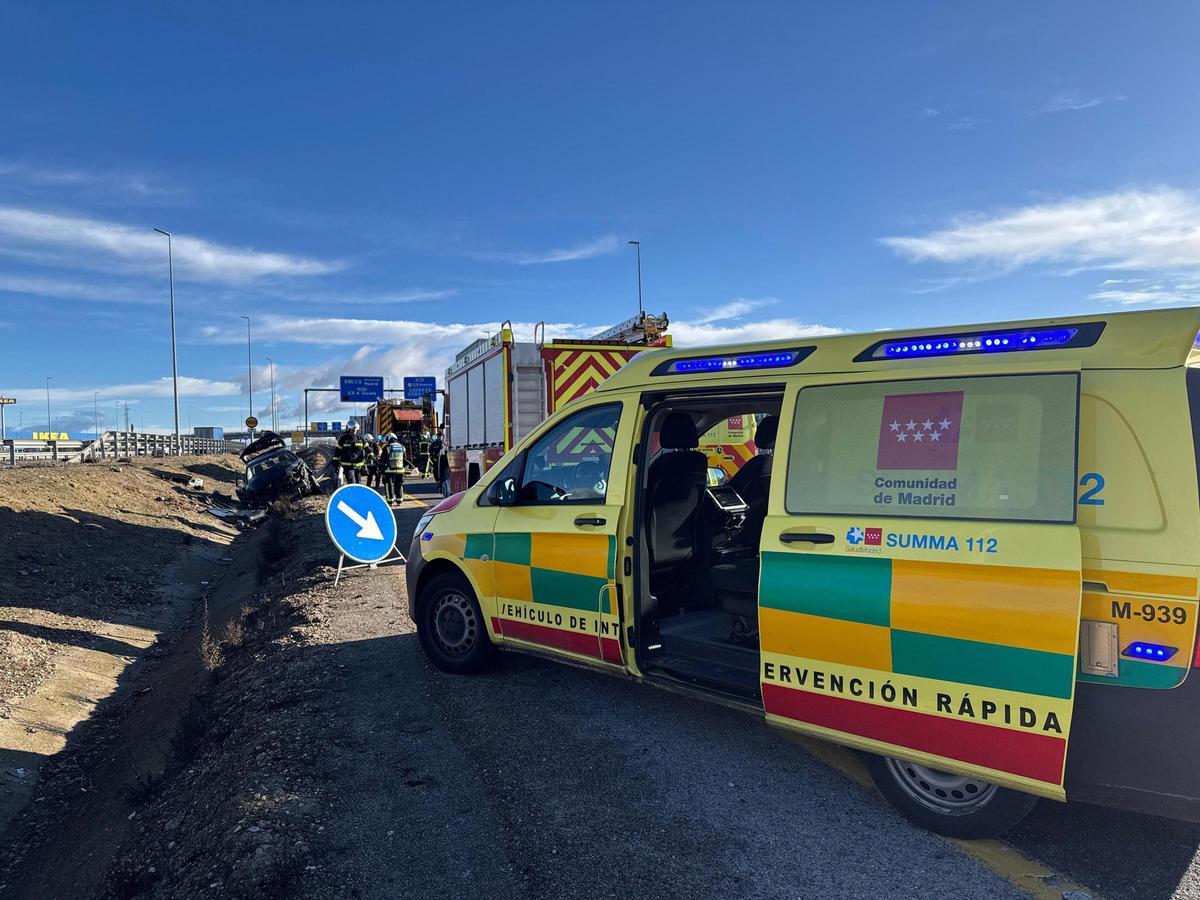 Ambulancia del SUMMA 112 atiende un accidente de coche en la A-5.