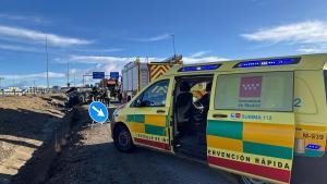 Ambulancia del SUMMA 112 atiende un accidente de coche en la A-5