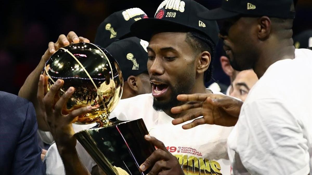 Kawhi Leonard sostiene el trofeo de campeón de la NBA tras el triunfo ante los Warriors