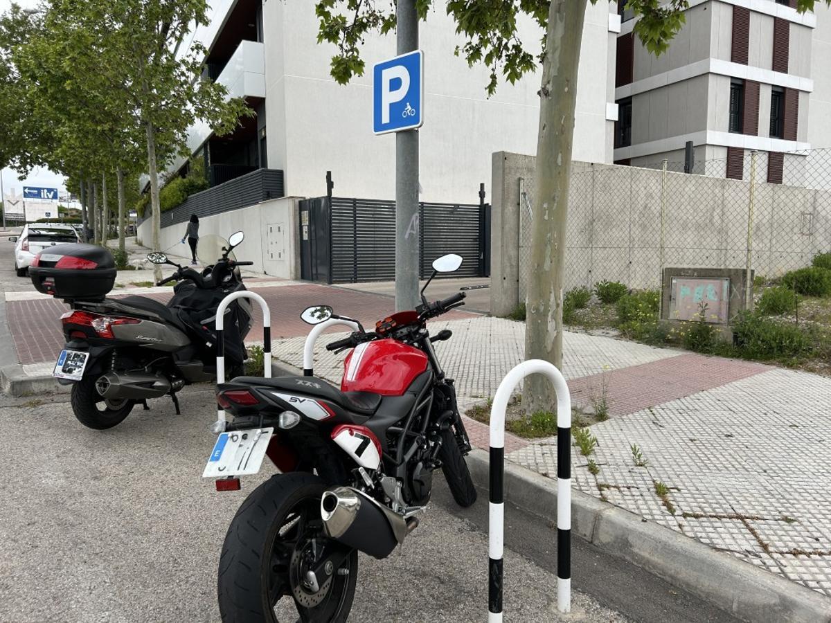 Siempre que puedas, busca las plazas exclusivas para motos en la calzada