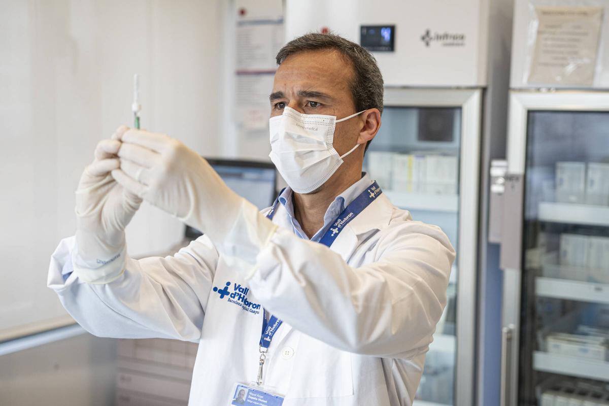 Barcelona. 13 de enero del 2026. El Hospital Vall d'Hebron presenta las nuevas consultas de oftalmología en el Parc Sanitari Pere Virgili. Ofrecerán tratamientos, sobre todo, para personas mayores. Entrevista cone el doctor responsable del servicio y la paciente. Tratamiento más común, una inyección en el ojo para tratar el cansancio muscular de los ojos. Fotos de Sandra Roman