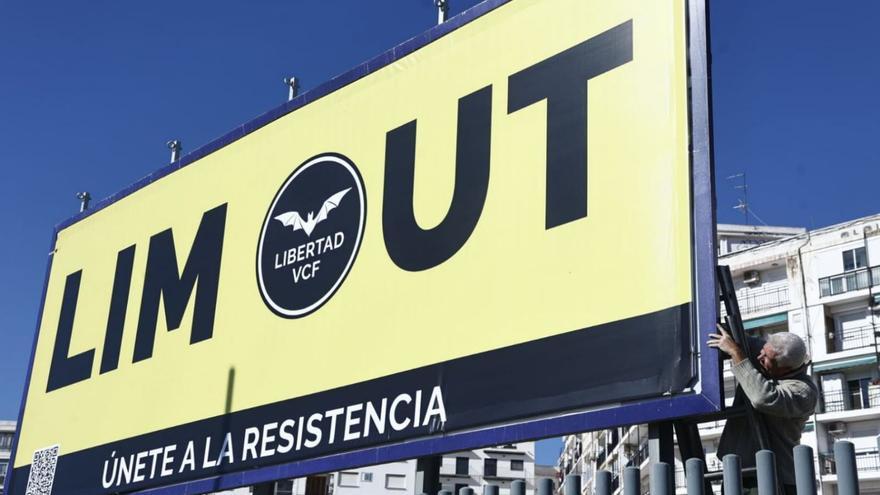 Pancarta contra Lim instalada a la salida de la estación Joaquín Sorolla de València. | M. Á. MONTESINOS