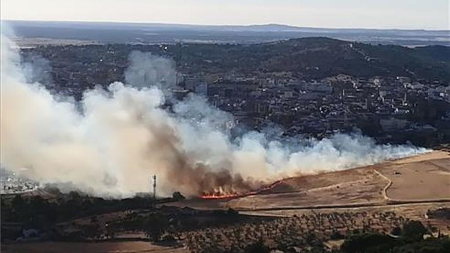 Controlado y sofocado el incendio en la Montaña de Cáceres