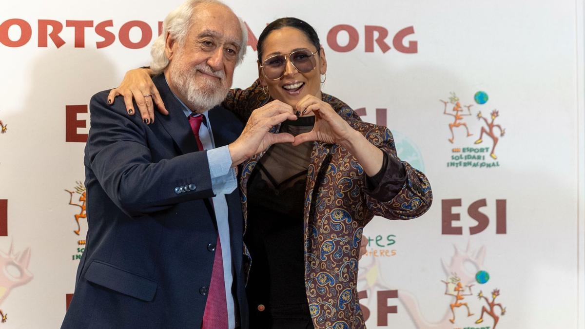 El expolítico Josep Maldonado con la cantante Rosa López en la Cena Solidaria ESI