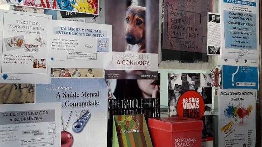 Carteles informativos de hace dos años.  |  En el tablón de anuncios del ayuntamiento de Agolada se puede observar que entre los carteles que anuncian cursos y actividades de actualidad, también se cuelan otros, que por su fecha, ya llevan por lo menos dos años allí, como uno del Festival Internacional de Percusión del 2016 y otro sobre una jornada de salud mental que se celebró en noviembre de 2017.