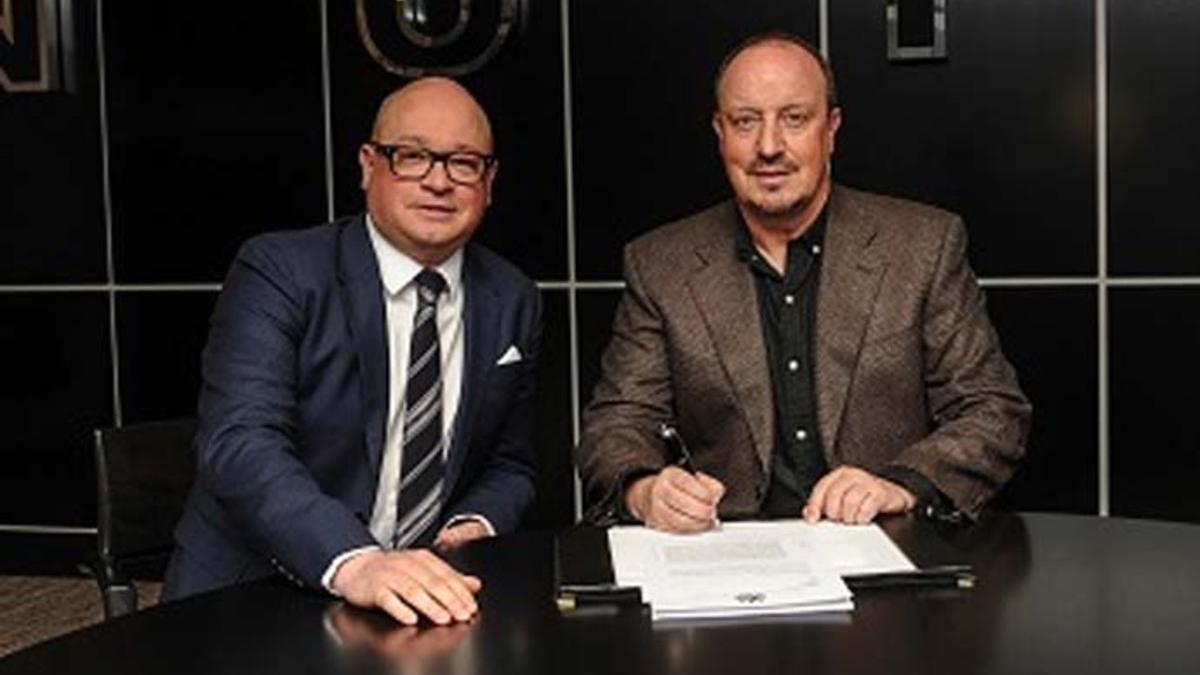 Rafa Benítez, firmando su renovación con el Newcastle