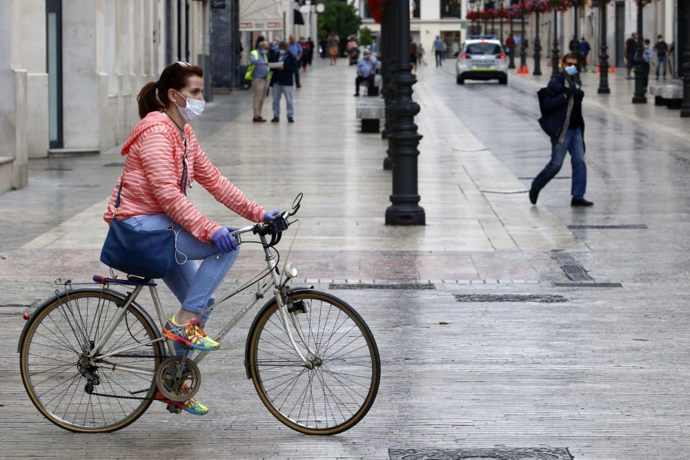 Imágenes del ambiente de este viernes, 15 de mayo, en el Centro de Málaga, el entorno de la plaza de toros de La Malagueta y las calles del Perchel, donde los ciudadanos ya esperan que sea el último viernes de la ciudad en la fase 0 de la desescalada.