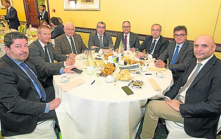 Mario Martínez Murcia, presidente de la Cámara de Comercio de Orihuela; Juan Llopis, vicerrector de Relaciones Institucionales de la Universidad de Alicante; Francisco Gómez, presidente de Aefa; Jesús Javier Prado, gerente de INFORMACIÓN; José Víctor Guillén, director general de Caja Rural Central; Perfecto Palacio, presidente de CEV Alicante; Toni Cabot, director del Club INFORMACIÓN; y Tomás Mayoral, director de INFORMACIÓN.