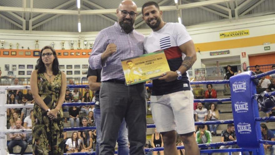 Ferino V (d) muestra el diploma que recibió durante su homenaje el pasado sábado, junto al concejal de Deportes Aridany Romero.