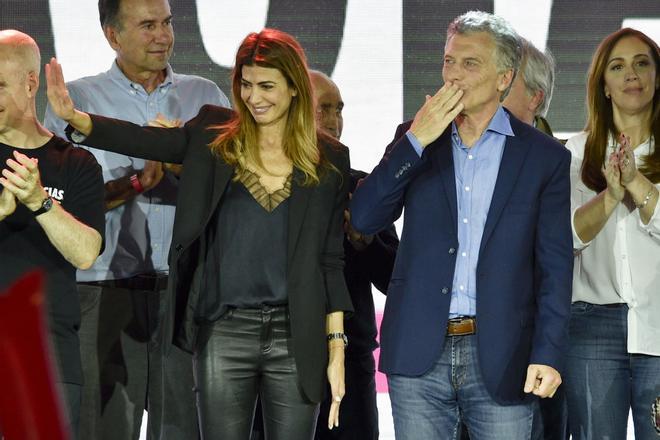 Juliana Awada con look en negro junto a su marido, Mauricio Macri