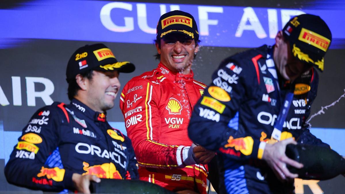 Carlos Sainz, junto a Checo y Verstappen en el podio de Bahrein