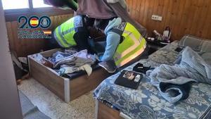 Registro de la Policía Nacional en la operación contra una red de parejas de hecho fraudulentas en Catalunya.