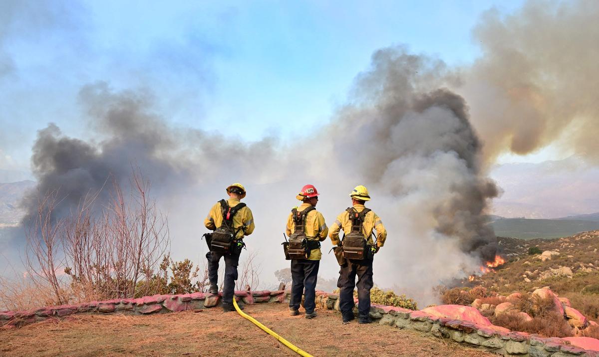 Lucha sin tregua contra el fuego en Hemet (California)