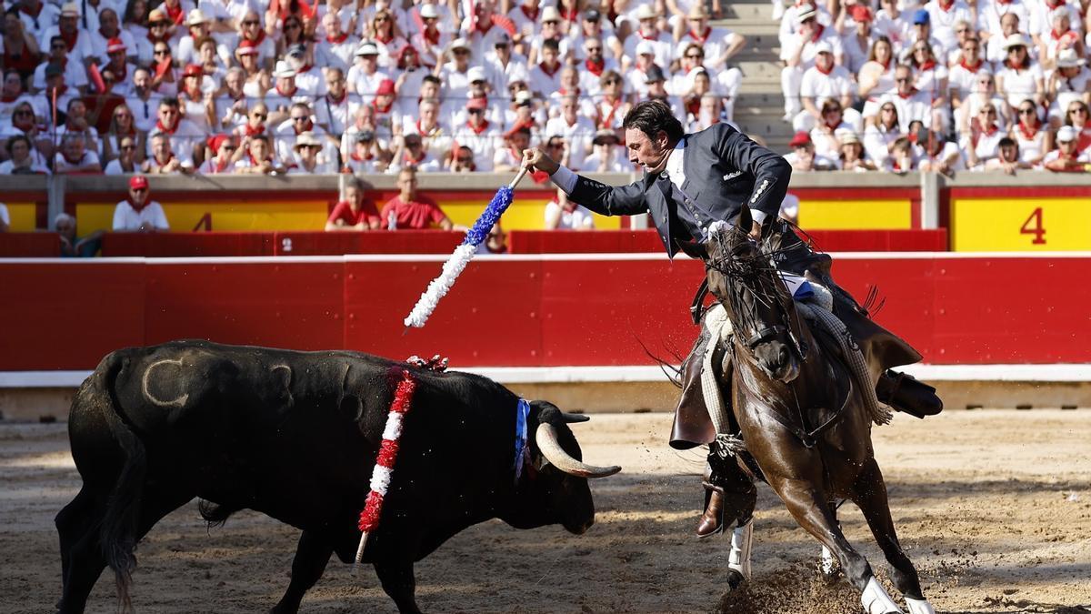 El diestro Andy Cartagena durante la lidia a su primer toro de la tarde en la segunda corrida de abono de la Feria del Toro de los Sanfermines 2026 con toros de la ganadería salmantina El Capea y en la que comparte cartel con los diestros Roberto Armendariz y Guillermo Hermoso de Mendoza.