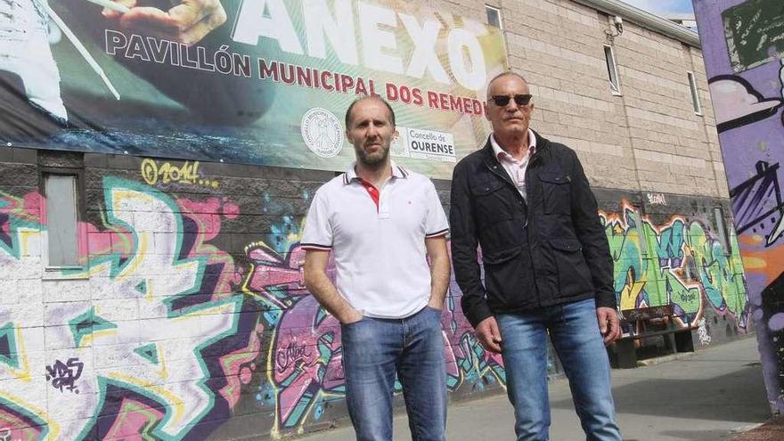 Los ediles de DO Gonzalo Pérez Jácome y Domingo Castro, ayer, en el anexo del pabellón. // Iñaki Osorio