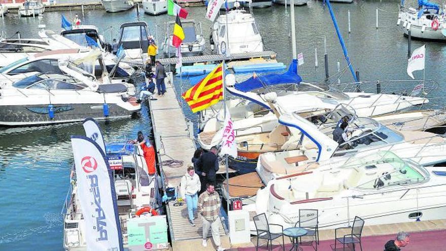 Visitants mirant algunes de les embarcacions que estaven a la venda a la darrera edició de la fira. | SANTI COLL