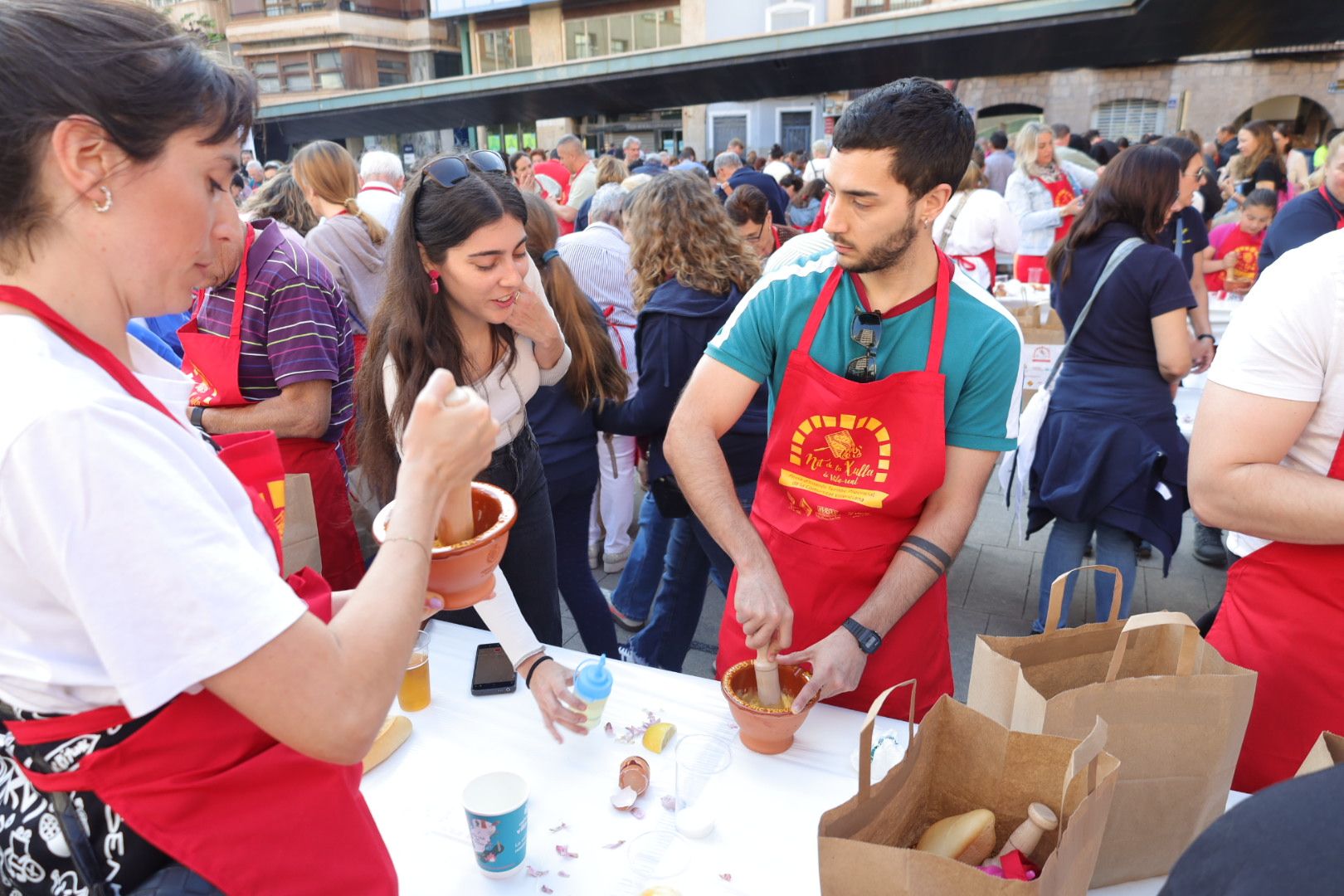 FOTOGALERÍA I Las imágenes de la Nit de la Xulla y del encuentro de elaboración de allioli de las fiestas de Vila-real