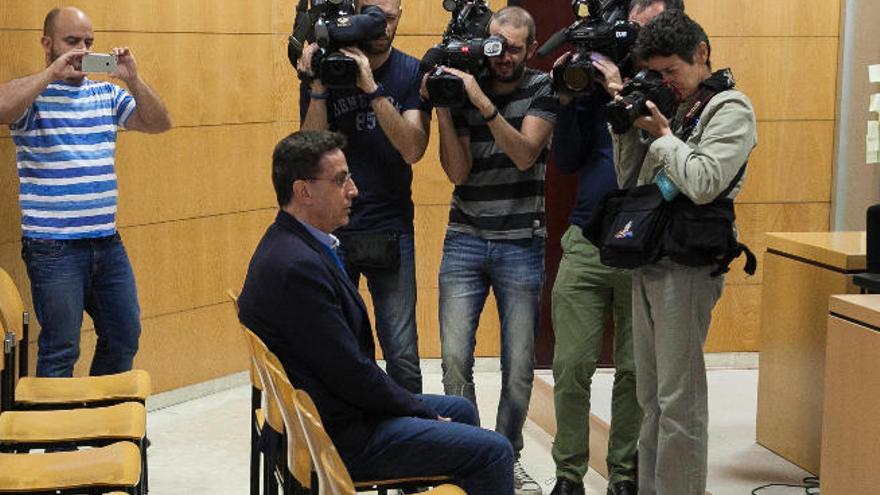 El exalcalde del CC de Arona, José Alberto González Reverón, en sala judicial, ayer.