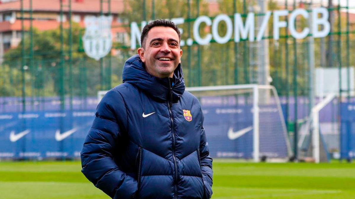 Xavi pisa el césped de la Ciudad Deportiva y dirige el entrenamiento del Barça