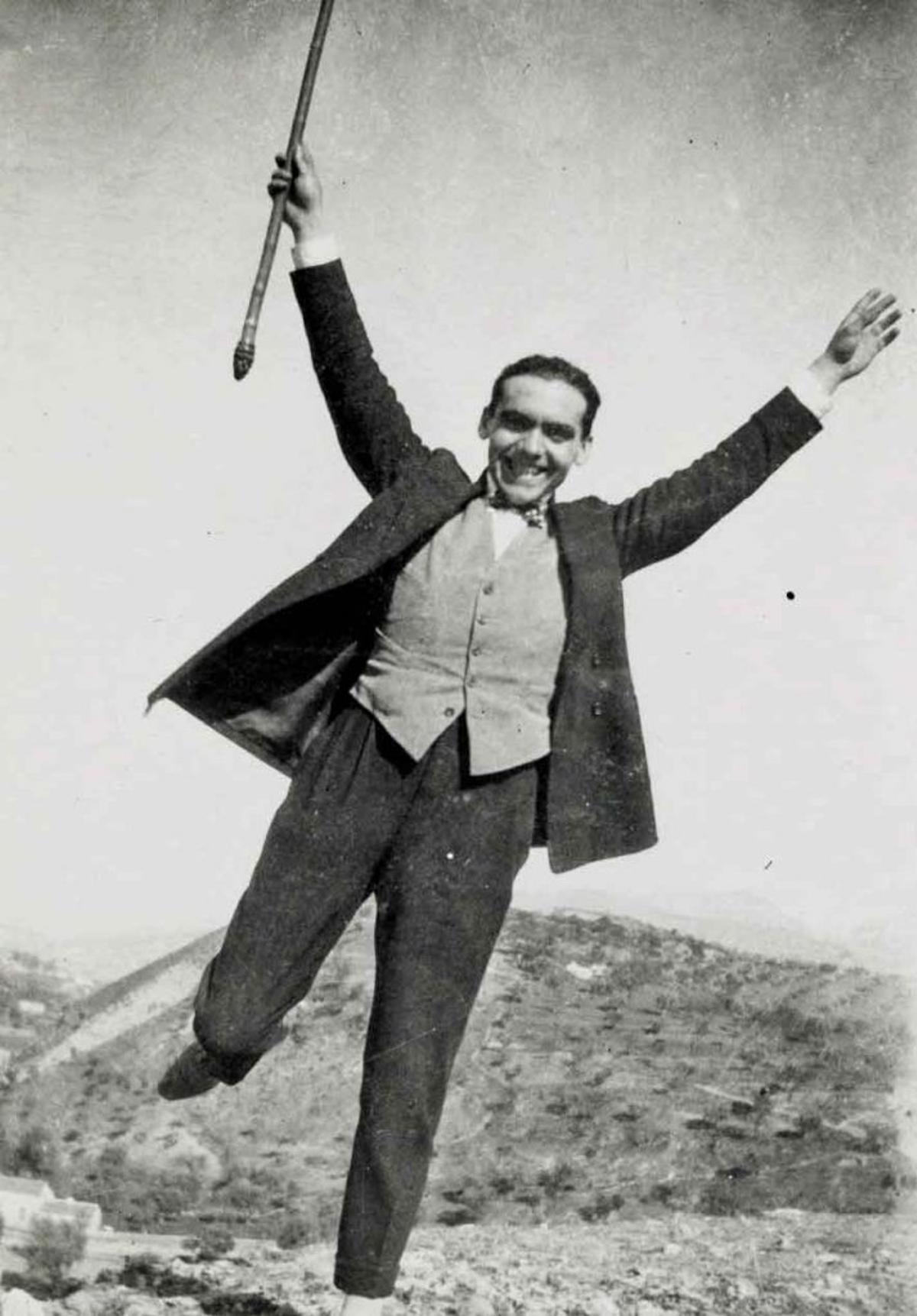 García Lorca posando feliz ante Luis Buñuel.