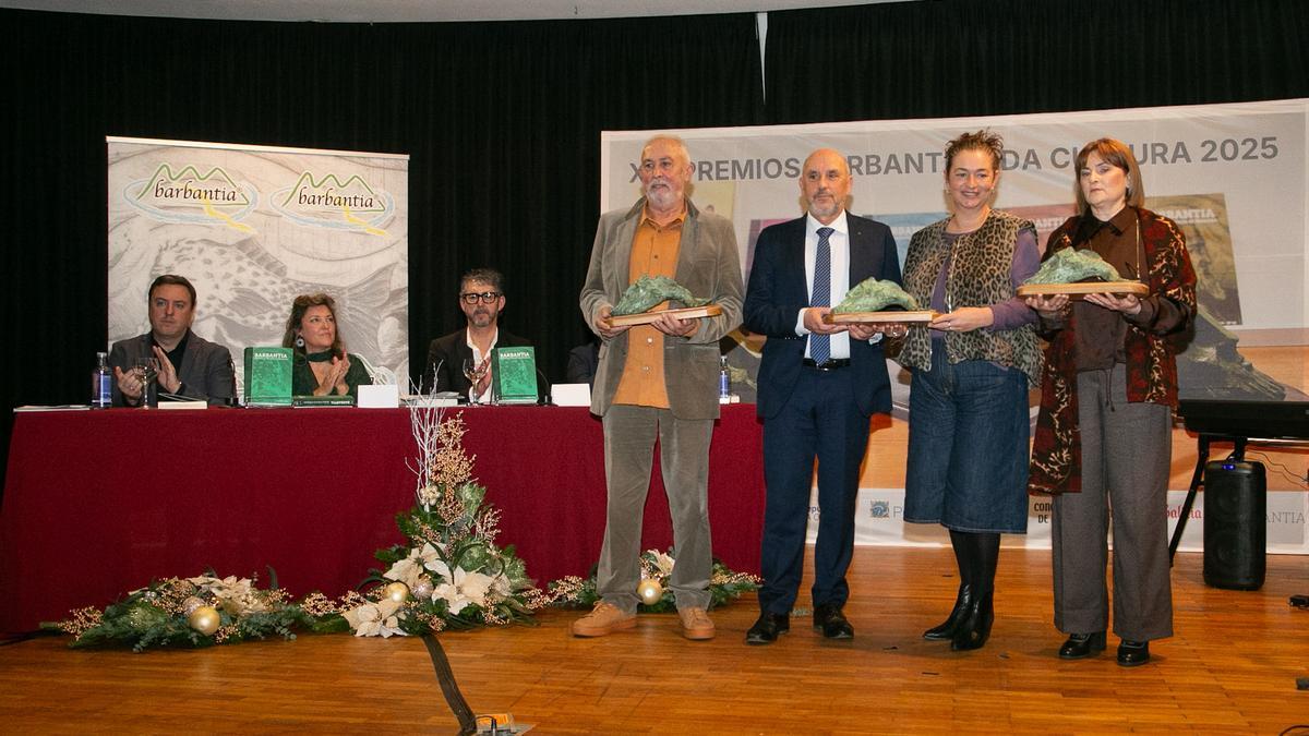 Antonio Pérez, esquerda, Carlos Vidal, Patricia Lojo e Begoña Olveira cos premios.