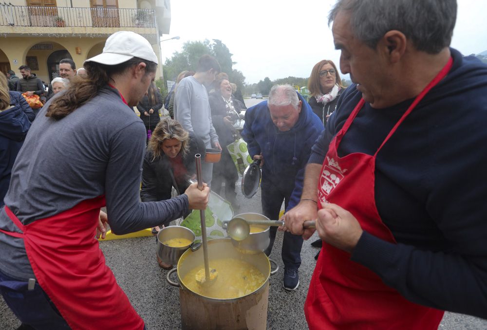 Reparto de calderas en Albalat dels Tarongers en día de su patrona.