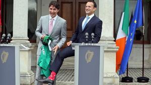 El primer ministro irlandés muestra los calcetines que lleva en homenaje a su homólogo candiense.