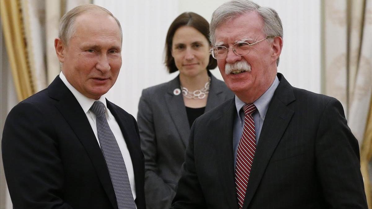 El presidente ruso , Vladimir Putin y el consejero de Seguridad Nacional norteamericano, John Bolton, durante la reunión que mantuvieron el pasado octubre en Moscú.