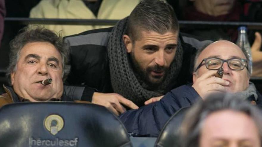 Enrique Ortiz, Javier Portillo y Juan Carlos Ramírez, en el palco del estadio José Rico Pérez.