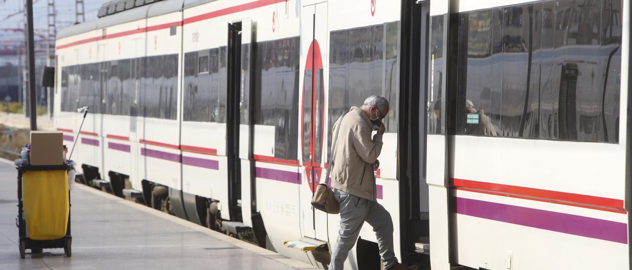 Andén de trenes de cercanías en la estación de Alicante