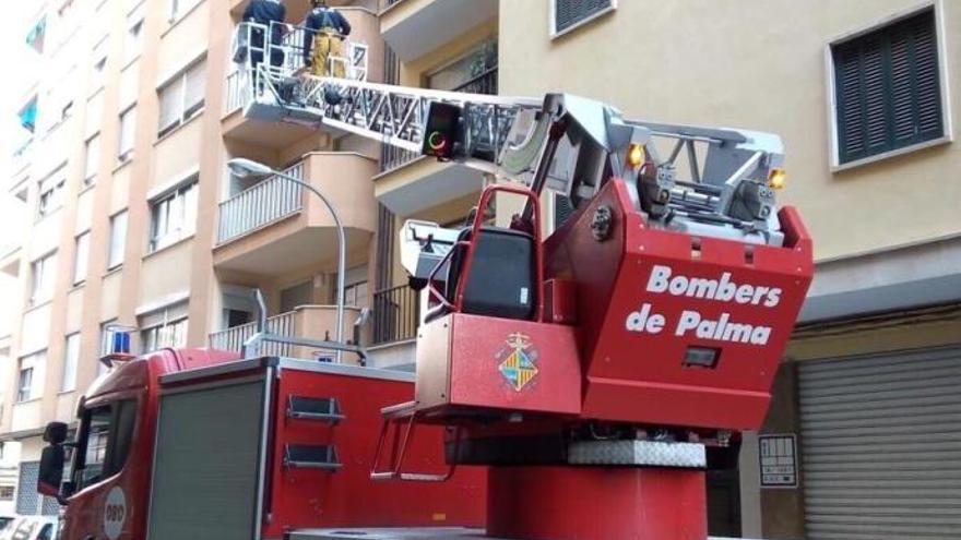 Die Feuerwehrmänner während eines früheren Einsatzes in einem Wohnhaus.